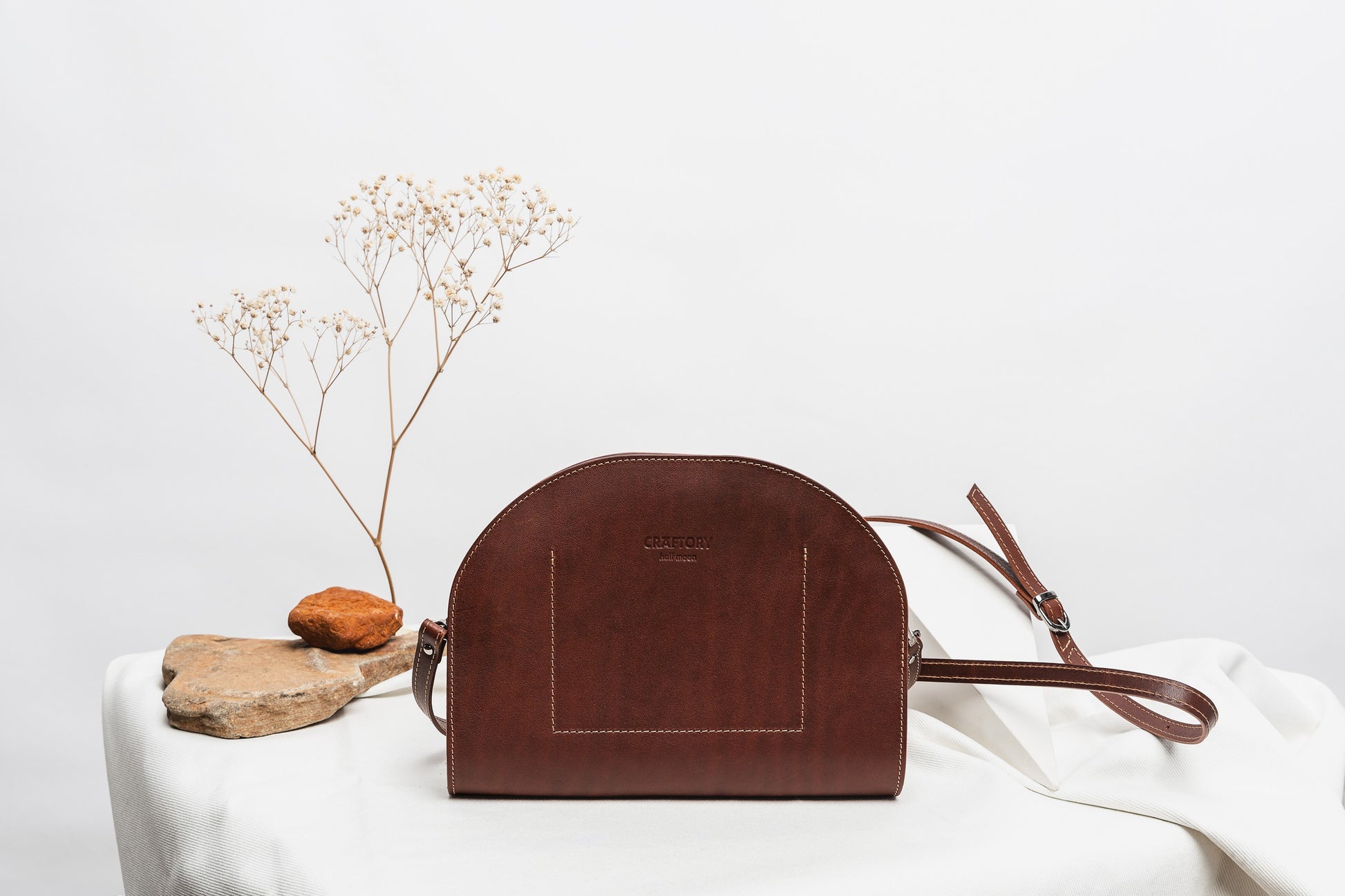 Leather Handbag Half Moon - Cognac
