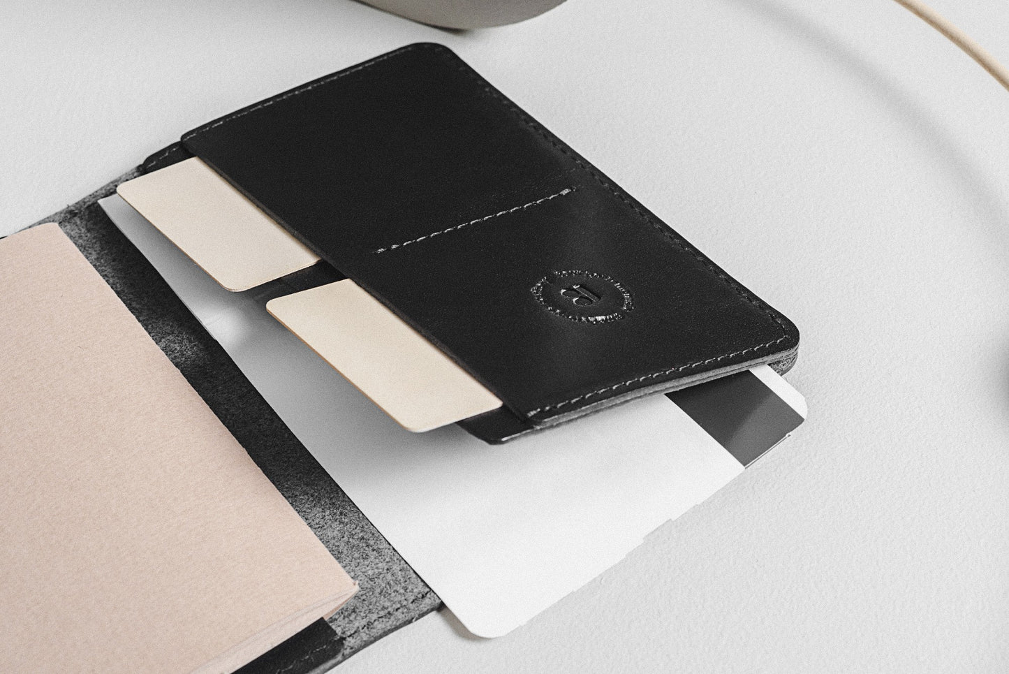 Tour Portemonnaie Passport Covers - Black