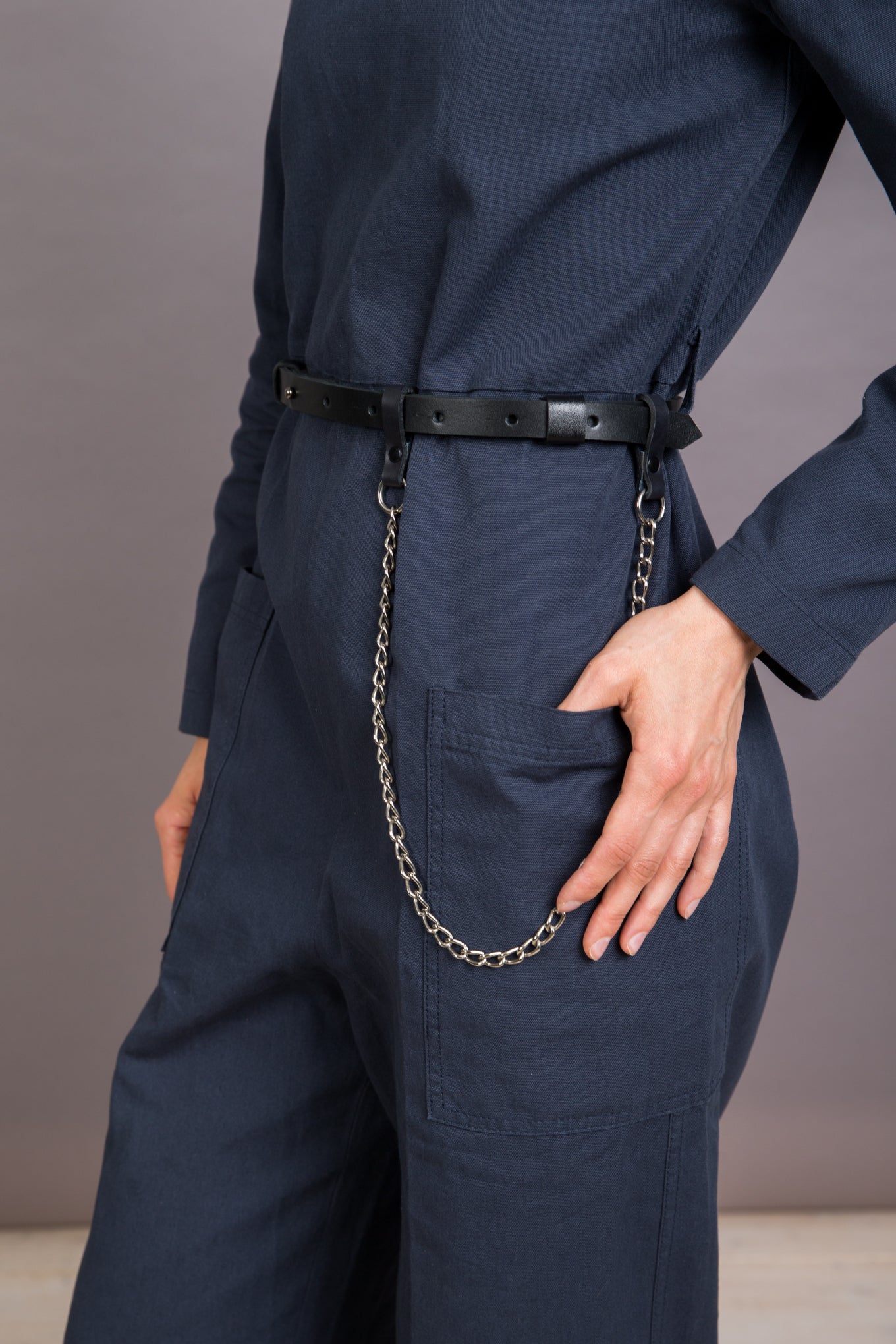 Schwarzer Ledergürtel mit Kette