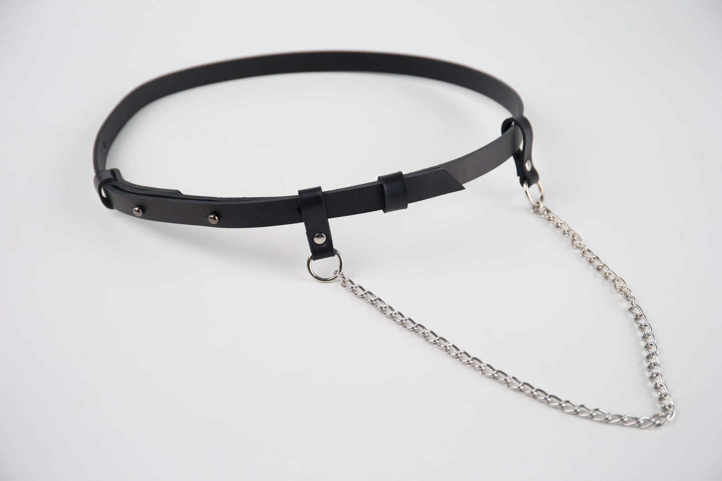 Schwarzer Ledergürtel mit Kette