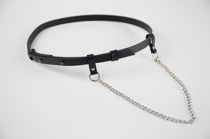 Schwarzer Ledergürtel mit Kette