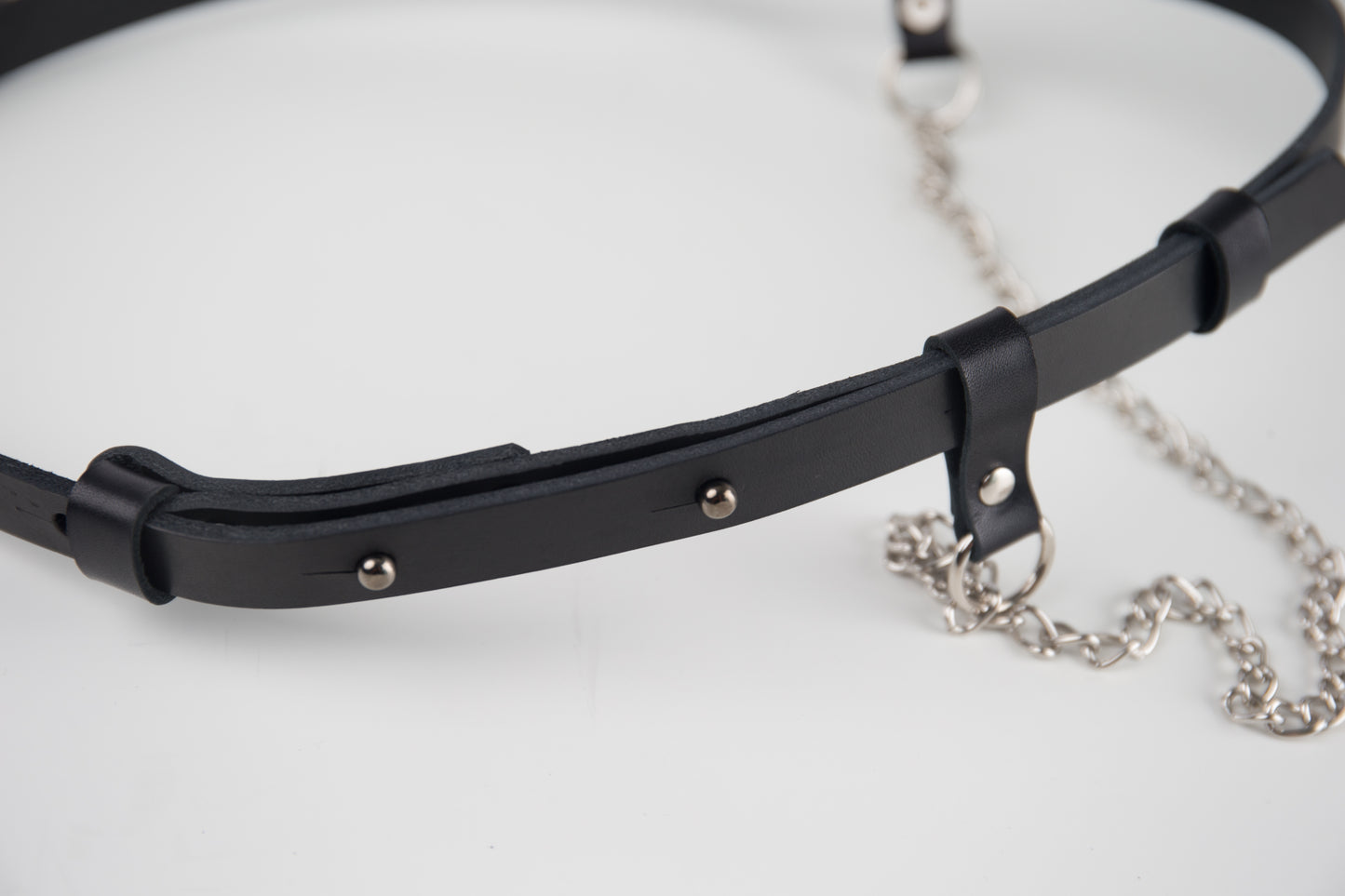 Schwarzer Ledergürtel mit Kette