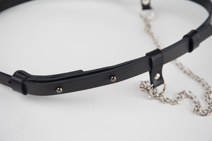 Schwarzer Ledergürtel mit Kette