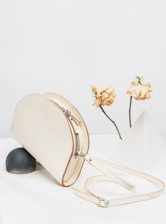 Lederhandtasche Half Moon – Cookie